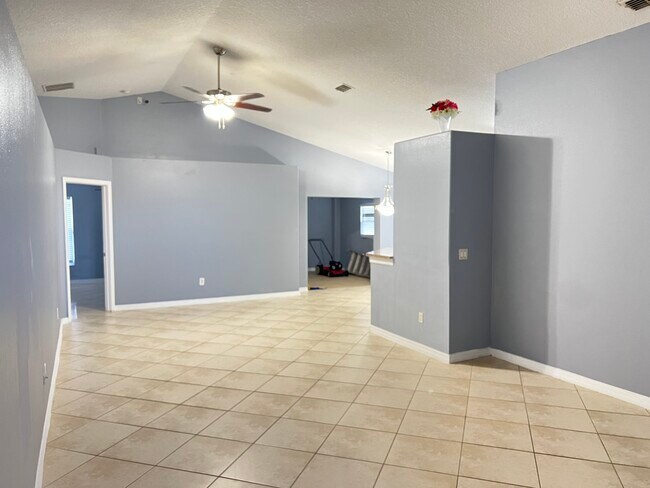 Building Photo - 160 Sura Blvd