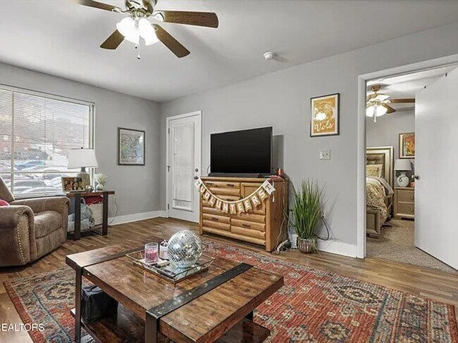 Foto del edificio - Lake Plaza #201 for FALL 2026! Early Move  8/01/26- $3300/month includes ONE assigned parking spa...