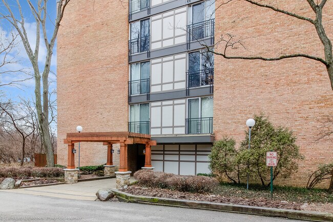 Building Photo - 5800 Oakwood Dr