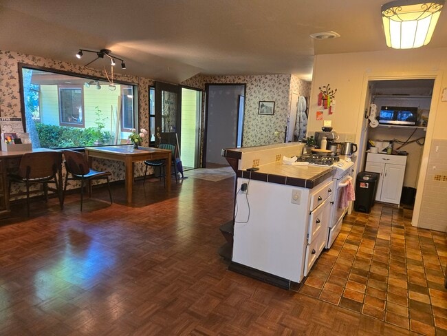 Open concept kitchen - 132 Steiner Ct