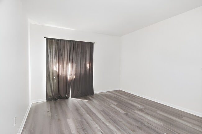 Building Photo - 1545 E 21st St