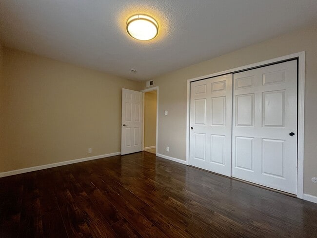 Foto del edificio - 1/2 Off First Months Rent! Absolutely darling, fully remodeled, single story, updated condo in a ...