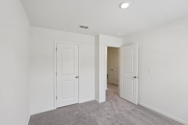 Building Photo - Fantastic 3bd/2.5ba home! Coming soon!