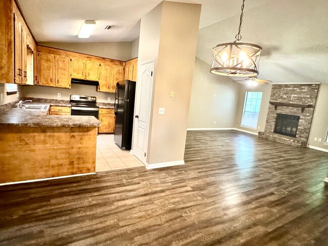 Building Photo - 601 Iroquios