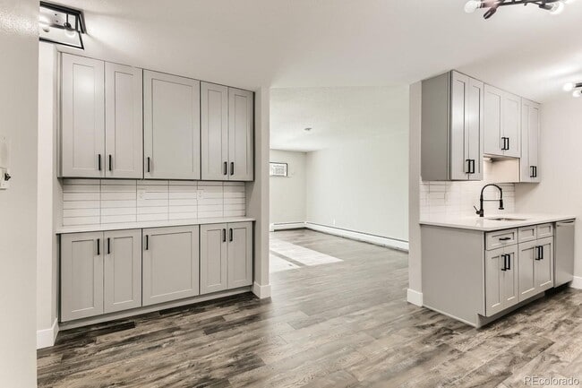 Building Photo - 1150 Golden Cir
