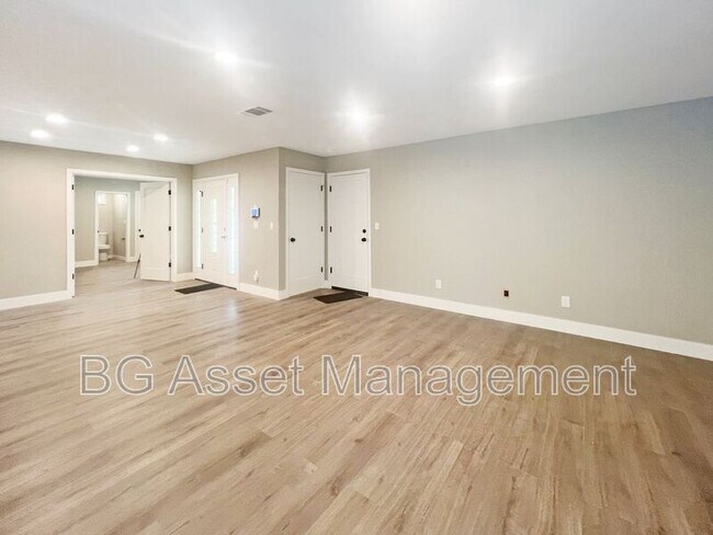 Building Photo - 511 Dahlia Ct