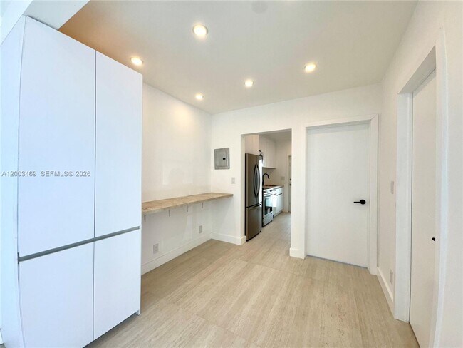 Foto del edificio - 6944 Byron Ave