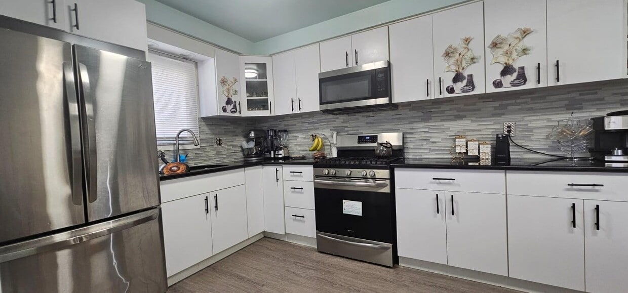 Primary Photo - 8179 Whitefield St