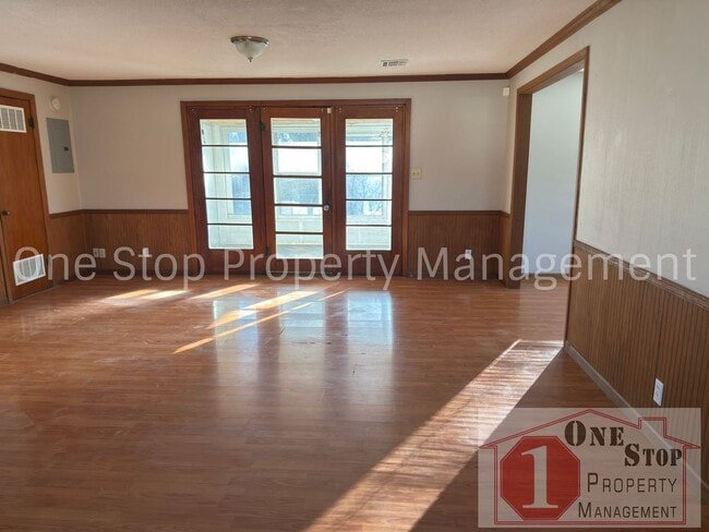 Building Photo - Amazing 3 Bedroom, 1.5 Bathroom in Raytown!