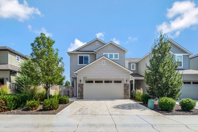 Building Photo - Discover this charming 4-bedroom, 2.5-bath...