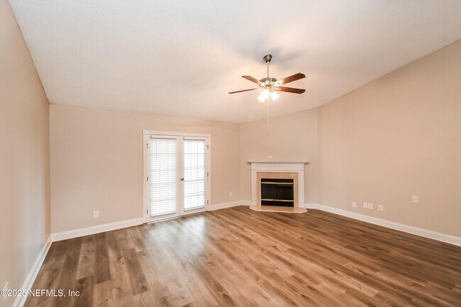 Foto del edificio - 576 Thornberry Rd