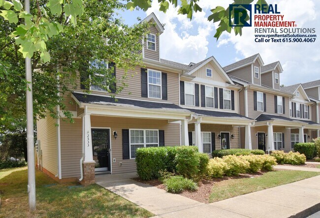 Foto del edificio - Beautiful 2BR/2.5 BA M'boro end unit townhome!