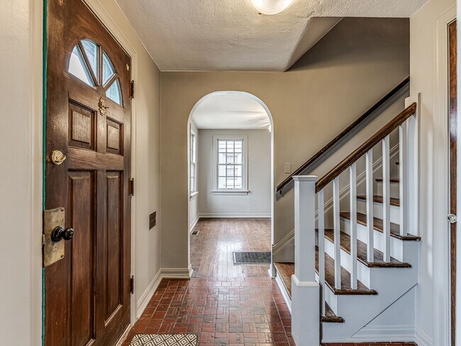 Building Photo - Charming 2bed/1.5 bath minutes from Plaza in Aurora Neighborhood - Appliances, Garage + Storm She...