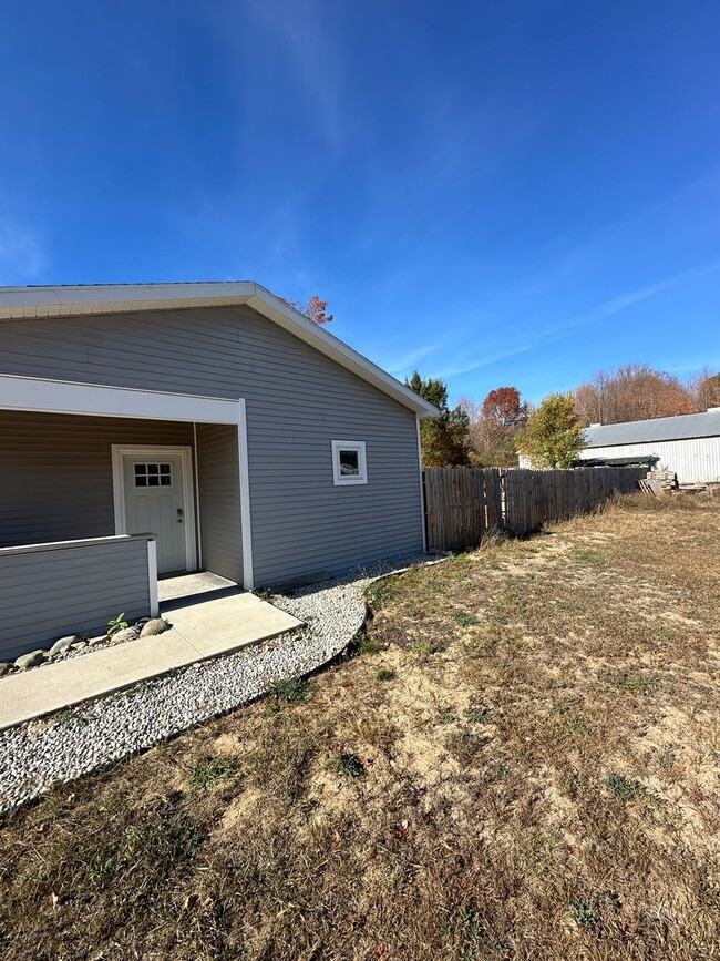 Building Photo - Modern Updated Duplex on Bingham Rd-A must...