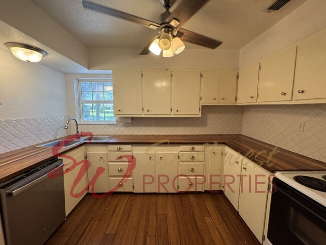 Foto del edificio - 4 Bedroom 2 Bath with Retro Flair!