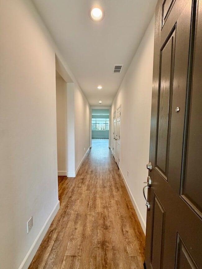 Building Photo - 3 Bedroom 2 Bathroom in NE Visalia!