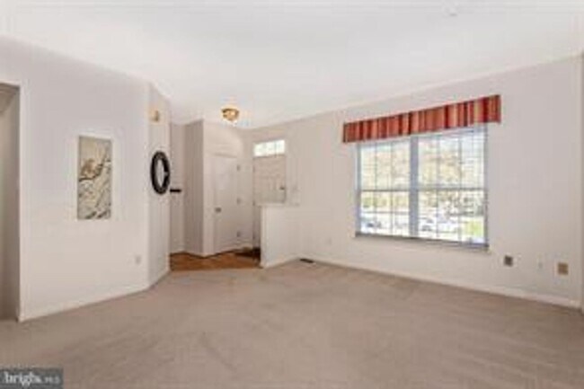 Foto del edificio - WELL MAINTAINED TOWNHOUSE WITH ONE CAR GARAGE, DECK,