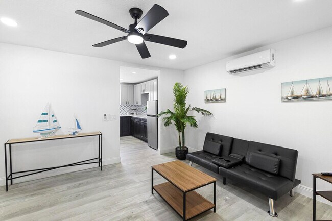 Building Photo - 1882 Lake St