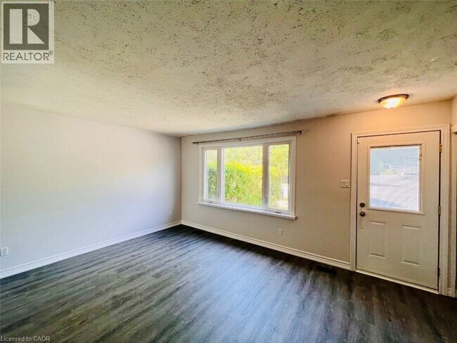 Building Photo - 835 Jalna Blvd