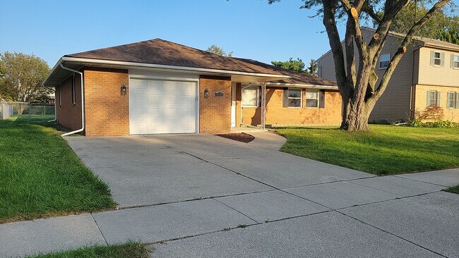 Building Photo - 1307 Eastland Dr