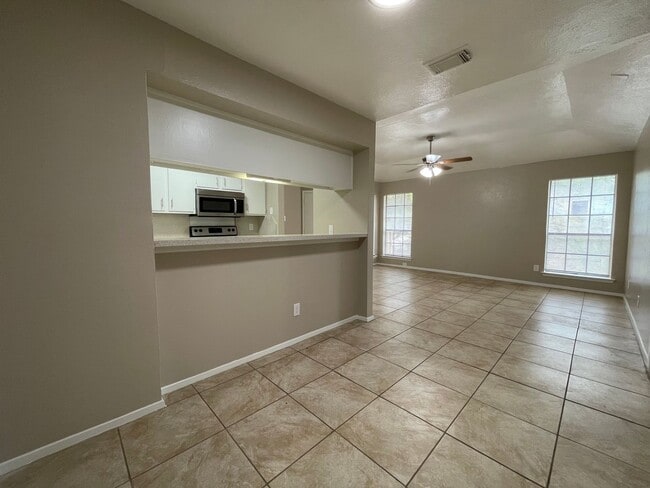 Building Photo - AVAILABLE NOW 2 BED 2 BATH APARTMENT IN EU...
