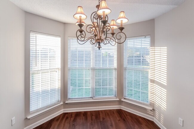 Foto del edificio - 1708 Cherry Creek Dr