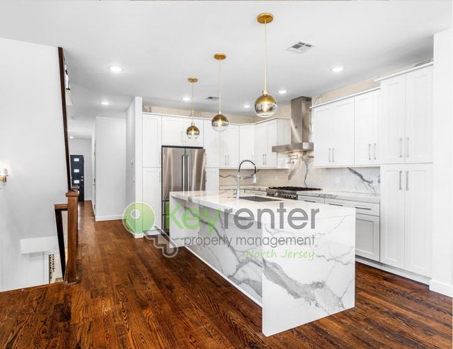 Foto del edificio - Modern 4-Bedroom, 4-Bath Home – Luxury Liv...