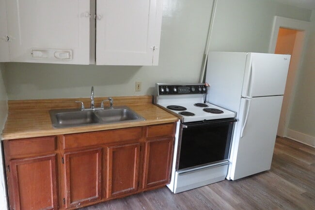 Kitchen - 1345 Highbrook St