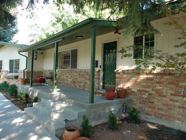 Foto del edificio - 996 Thrushwood Dr
