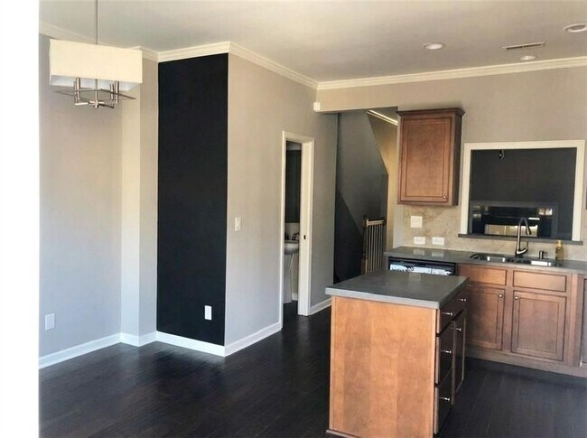 Building Photo - 6295 Shelburne Park Ln