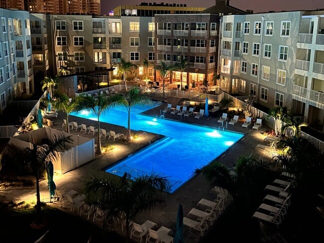 Enjoy an evening by the pool - Triton Cay - Fort Myers