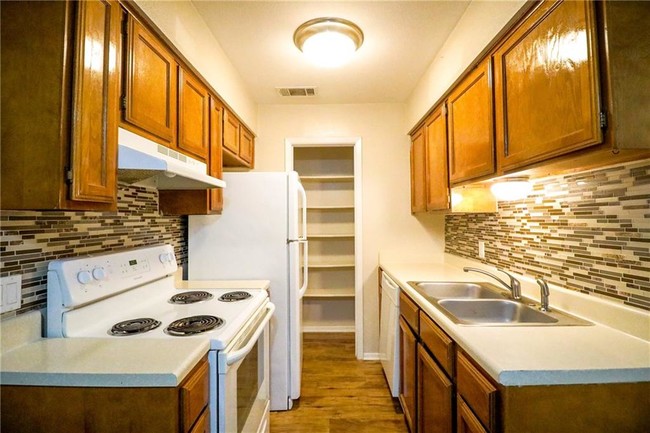 Building Photo - 1208 Sam Bass Cir