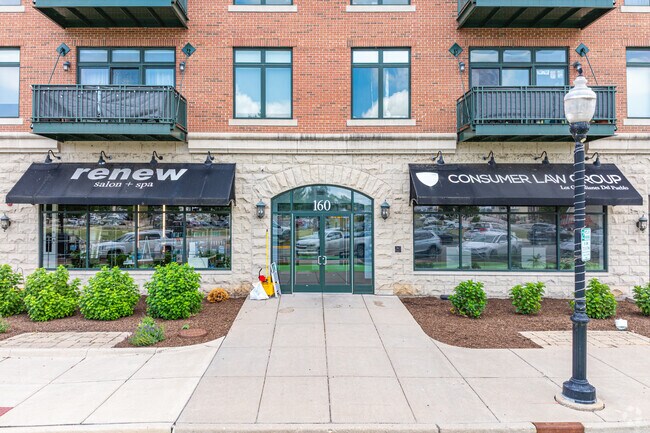 Entrada - River Street Plaza