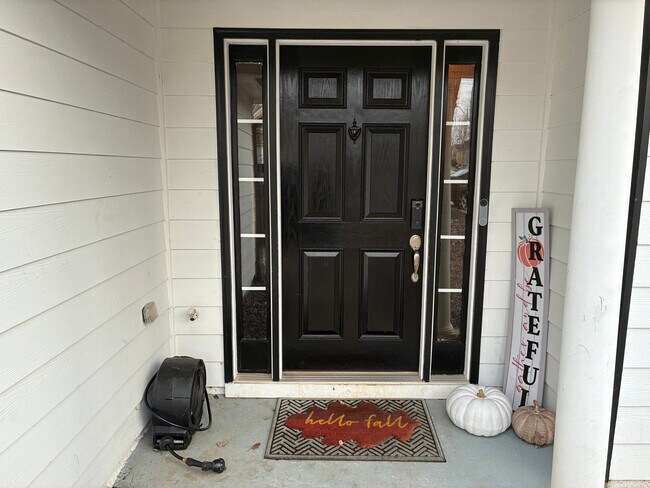 Foto del edificio - Room in House on Browns Mill Trail