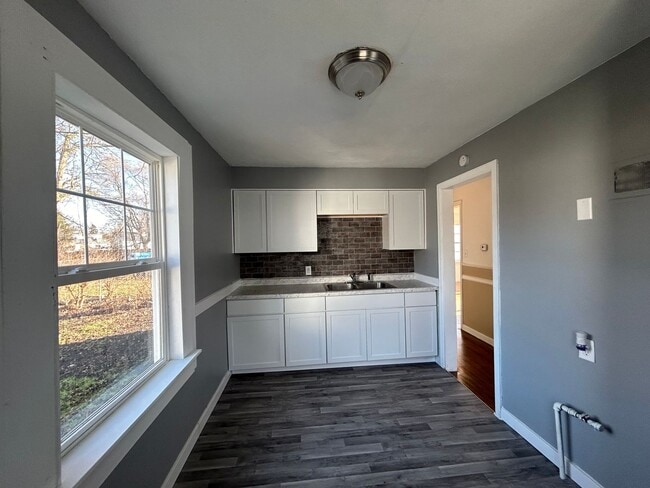 Building Photo - ** Move in Special ** Freshly Painted 3-Bedroom, 1-Bathroom Home – $1,350/Month | 1,760 Sq. Ft. |...