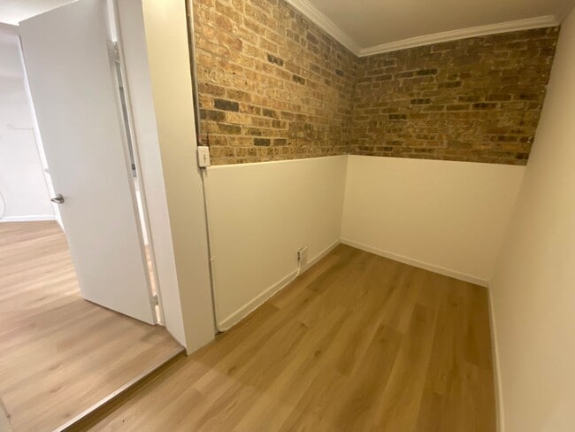 Building Photo - 727 W Cornelia Ave