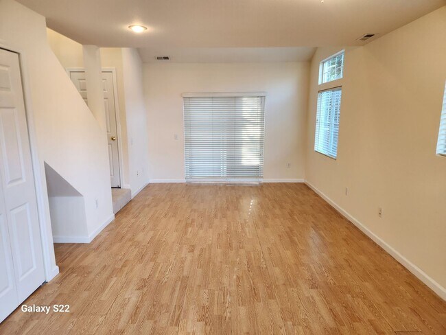 Foto del edificio - Immaculate Two story,  1 Bedroom, 1 Bathroom, Condo, lots of light,  Close to everything!