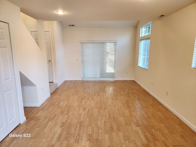 Building Photo - Immaculate Two story,  1 Bedroom, 1 Bathroom, Condo, lots of light,  Close to everything!