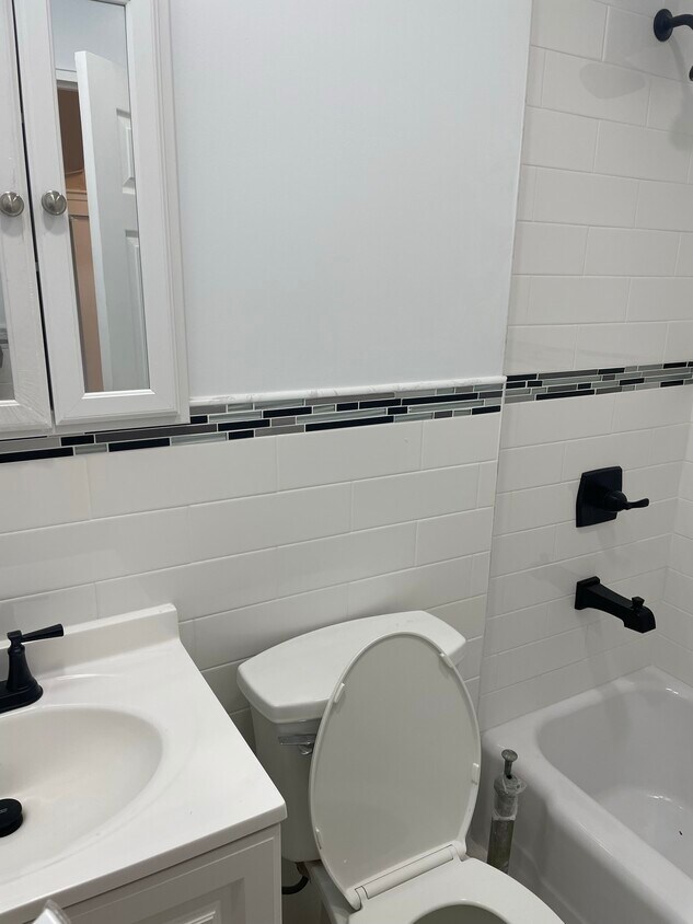 Baño del primer piso - 1322 E 87th St