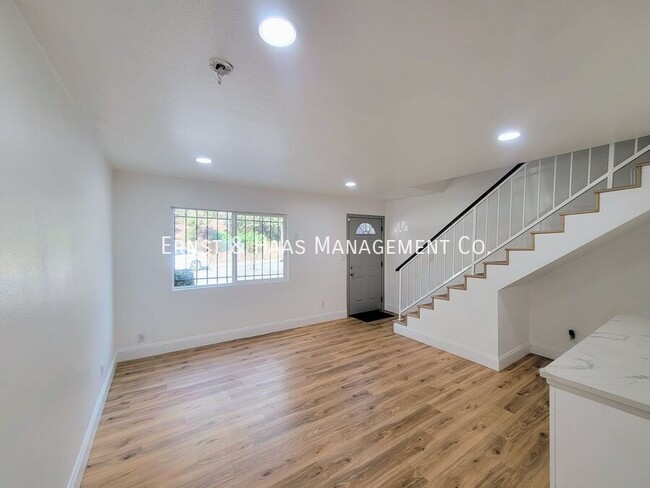 Foto del edificio - Beutifully Remodeled 2 Story Townhome with...