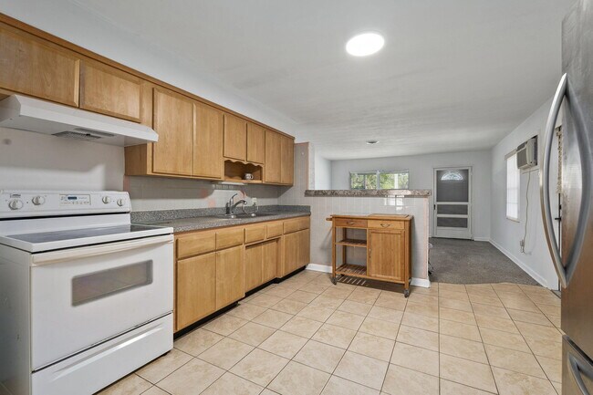 Building Photo - 1658 NE Sunview Terrace