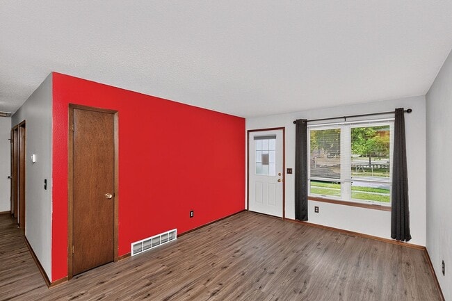 Building Photo - GREAT NEIGHBORHOOD!! 3 Bedroom, 1 Bath Home in Ankeny