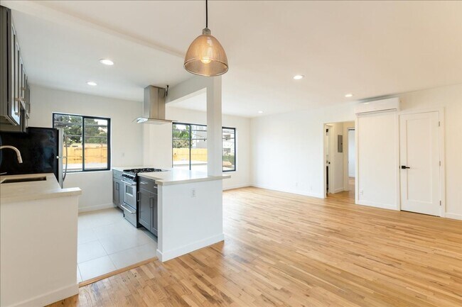Building Photo - Beautifully Renovated One Bed, One Bath in...