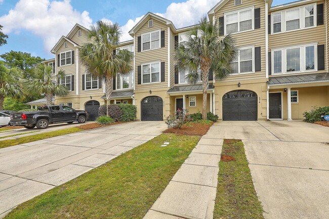 Foto del edificio - Lovely Townhome in Mt. Pleasant - Hamlin P...