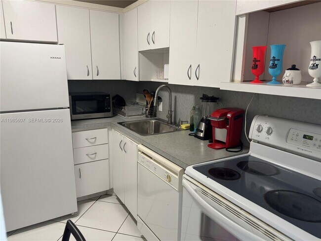 Building Photo - 3675 N Country Club Dr