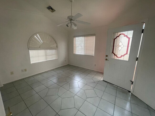 Building Photo - Beautiful Los Lagos Home