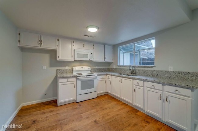 Building Photo - 1666 W N Bear Creek Dr