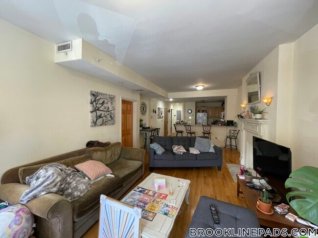 Foto del edificio - 1406 Beacon St