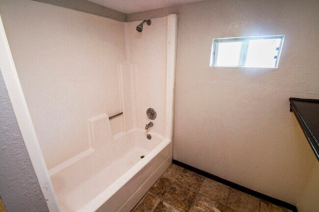 Building Photo - 511 Jamaica Dr