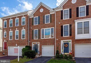 Building Photo - 25242 Dunvegan Square